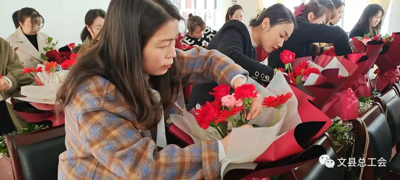 文县总工会举办庆祝“三八”国际劳动妇女节花艺体验活动