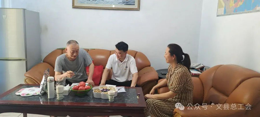 文县总工会开展“七一”走访慰问老党员活动