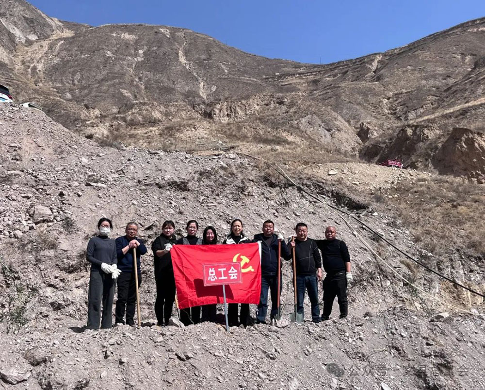 文县总工会春季义务植树在行动